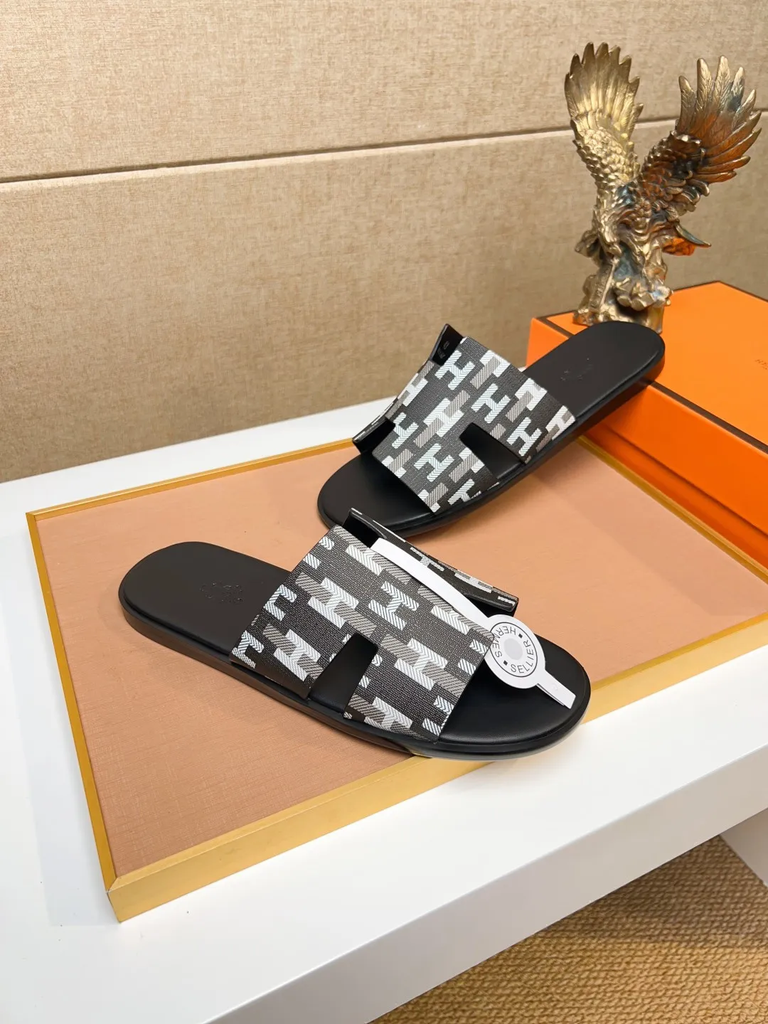 Men's clothing and shoes 💰280 💅💅💅 new arrival. Hermes Hermes official website latest counter synchronized new oran color leather H slippers, the original Paris version flew back to the original model and opened the mold to make it perfectly🍌The highest quality Sincerity, you can enter and leave the counter at will [Deyi] The upper is made of original customized  colored palm prints, crocodile print, ostrich print, colored cow leather, colored cow suede, 🤔 horse hair, 🥳 colored diamonds, 🥰 3D printing, and other genuine leather slippers, imported cow pattern foot pad lining, Italian  latest original genuine leather combination outsole Code number: 38-48 (customized at 46.47.48) Can be made into picture combination sole with genuine leather pattern and ordinary molded outsole